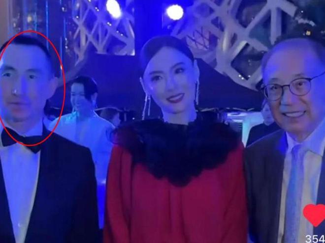 的“江湖地位”被展现得淋漓尽致麻将胡了澳门这一夜赌王二房儿子(图2)
